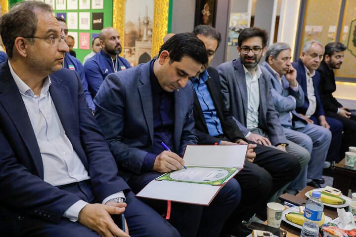 اهدای کاپ قهرمانی تیم ملی والیبال به موزه حرم مطهر رضوی