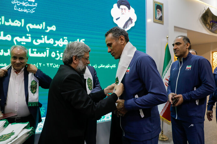 اهدای کاپ قهرمانی تیم ملی والیبال به موزه حرم مطهر رضوی