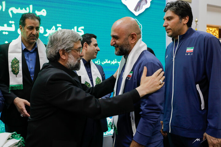 اهدای کاپ قهرمانی تیم ملی والیبال به موزه حرم مطهر رضوی