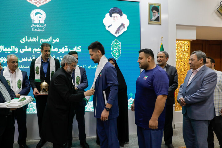 اهدای کاپ قهرمانی تیم ملی والیبال به موزه حرم مطهر رضوی