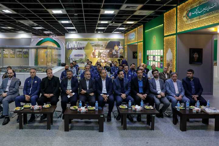 اهدای کاپ قهرمانی تیم ملی والیبال به موزه حرم مطهر رضوی