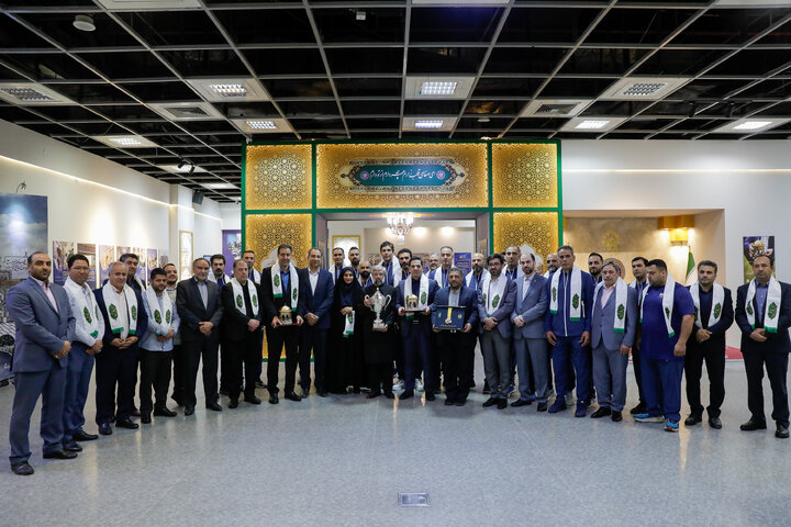 اهدای کاپ قهرمانی تیم ملی والیبال به موزه حرم مطهر رضوی