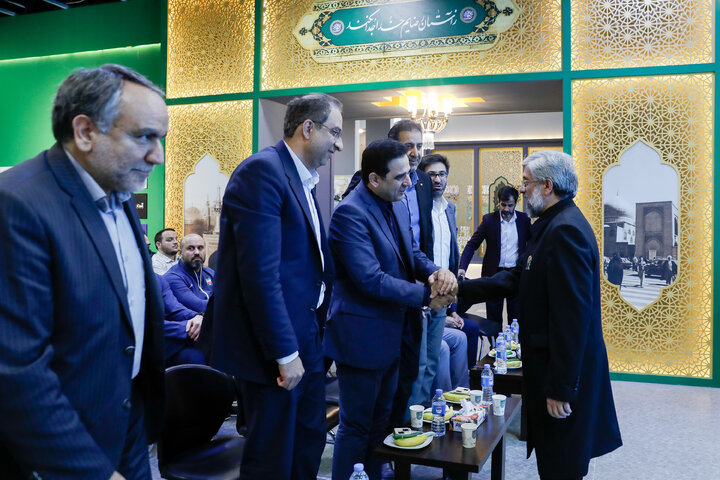 اهدای کاپ قهرمانی تیم ملی والیبال به موزه حرم مطهر رضوی