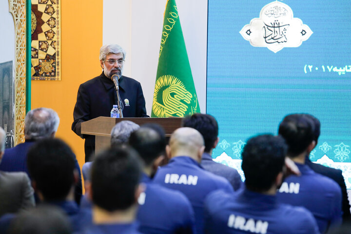 اهدای کاپ قهرمانی تیم ملی والیبال به موزه حرم مطهر رضوی