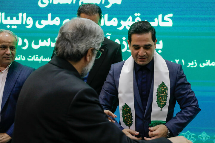 اهدای کاپ قهرمانی تیم ملی والیبال به موزه حرم مطهر رضوی