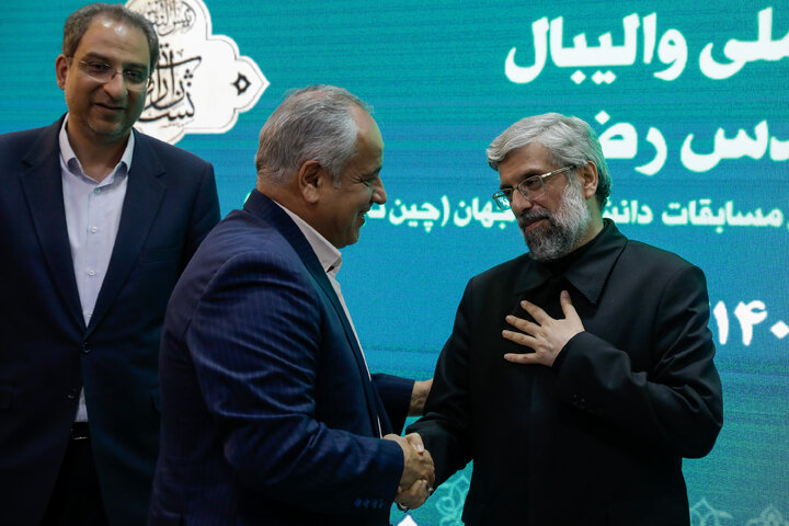 اهدای کاپ قهرمانی تیم ملی والیبال به موزه حرم مطهر رضوی