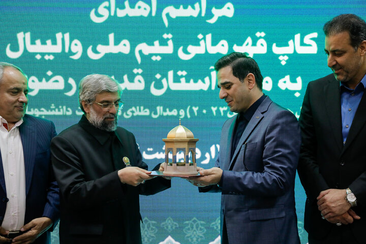 اهدای کاپ قهرمانی تیم ملی والیبال به موزه حرم مطهر رضوی