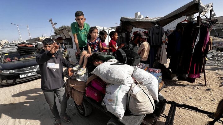 Photos: Palestinians migrate from Khan Yunis after threats from Zionist regime