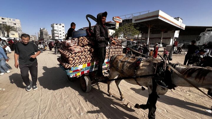 Photos: Palestinians migrate from Khan Yunis after threats from Zionist regime