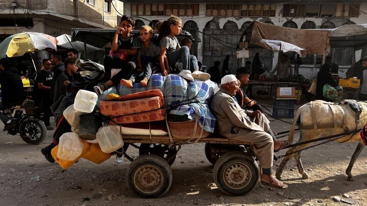 Photos: Palestinians migrate from Khan Yunis after threats from Zionist regime