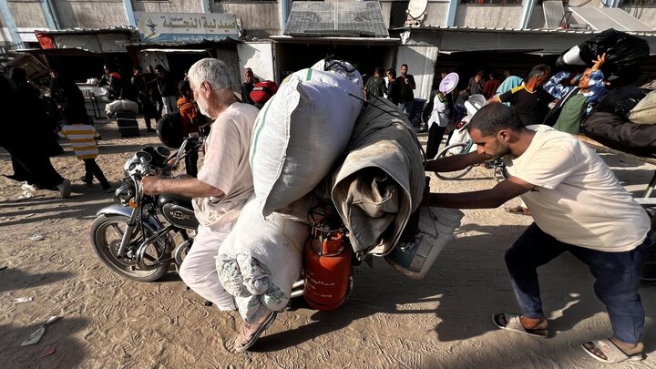 Photos: Palestinians migrate from Khan Yunis after threats from Zionist regime
