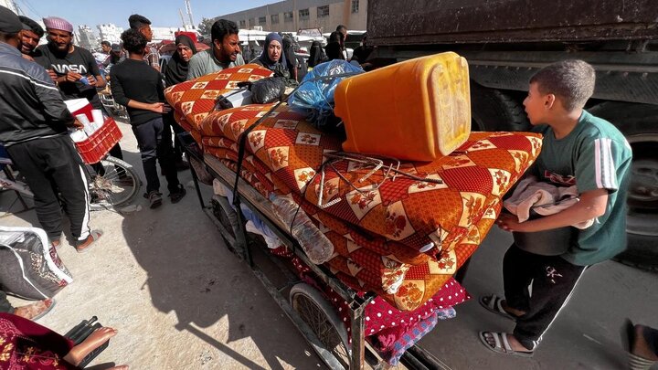 Photos: Palestinians migrate from Khan Yunis after threats from Zionist regime