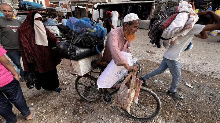 Photos: Palestinians migrate from Khan Yunis after threats from Zionist regime