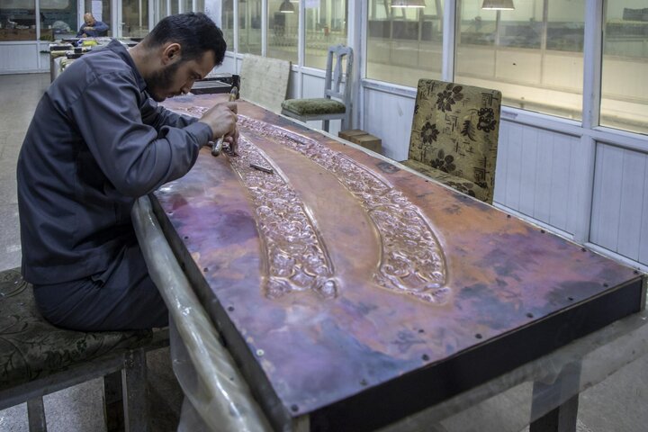 العتبة العباسية تباشر بأعمال ترميم الشباك القديم لسرداب الغيبة في العتبة العسكرية