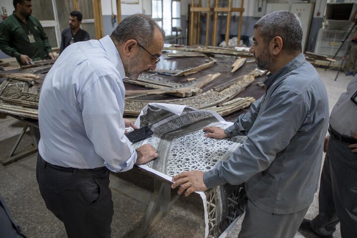 العتبة العباسية تباشر بأعمال ترميم الشباك القديم لسرداب الغيبة في العتبة العسكرية