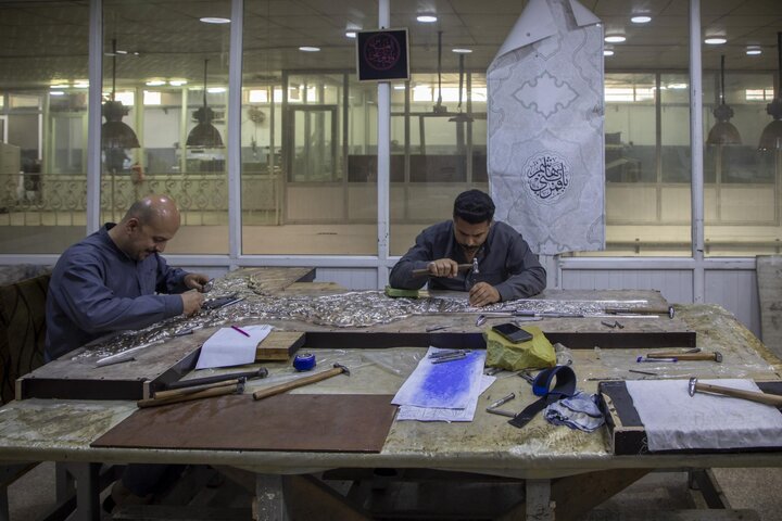 العتبة العباسية تباشر بأعمال ترميم الشباك القديم لسرداب الغيبة في العتبة العسكرية
