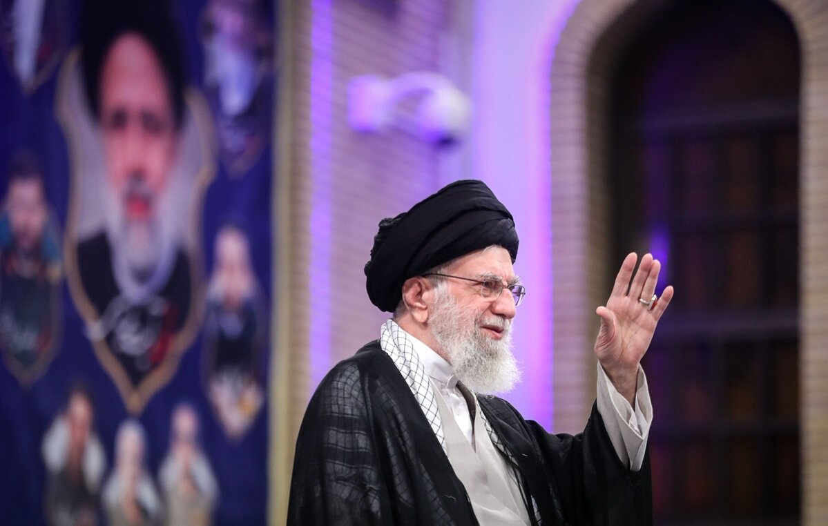 Dumalo si Imam Khamenei sa seremonya ng paggunita sa isang taong pagka-martir ni Pangulong Raeisi