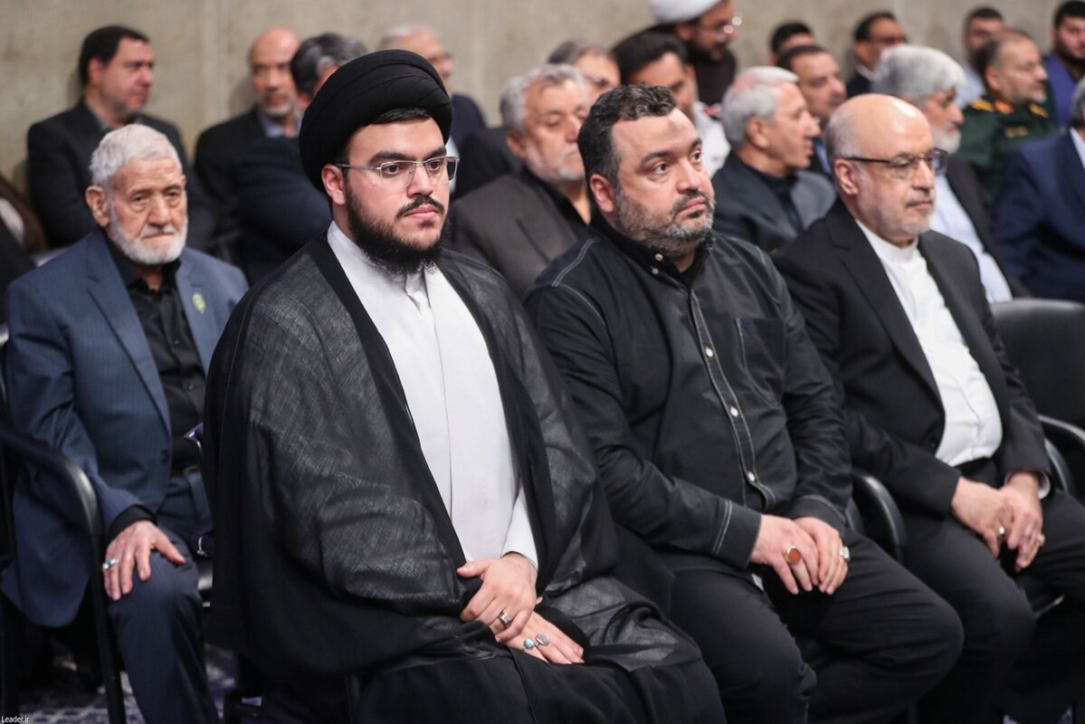 عکس خبری | حضور فرزندان شهید سیدحسن نصرالله در مراسم سالگرد شهدای خدمت در حسینیه امام خمینی(ره)