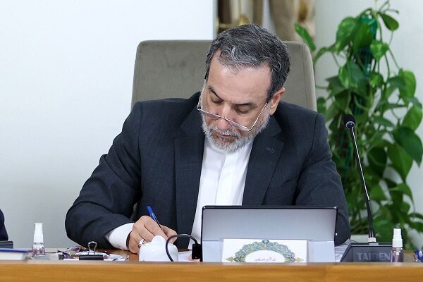 عێراقچی: بە هیچ لەونێک دەست لە ماف و بەرژەوەندییەکانی خۆمان هەڵناگرین