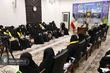 Ang anak na babae ni Shaheed Sayyed Hasan Nasrallah ay nakipagpulong sa Tagapangalaga ng Banal na Dambana ni Hadrath Masoumeh (sa)