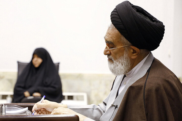 Photos: Daughter of martyr Sayyed Hasan Nasrallah meets with Ayatollah Saeedi