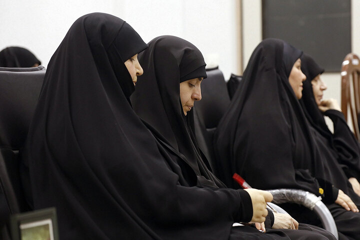 Photos: Daughter of martyr Sayyed Hasan Nasrallah meets with Ayatollah Saeedi