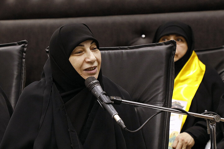 Photos: Daughter of martyr Sayyed Hasan Nasrallah meets with Ayatollah Saeedi