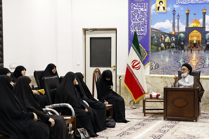 Photos: Daughter of martyr Sayyed Hasan Nasrallah meets with Ayatollah Saeedi