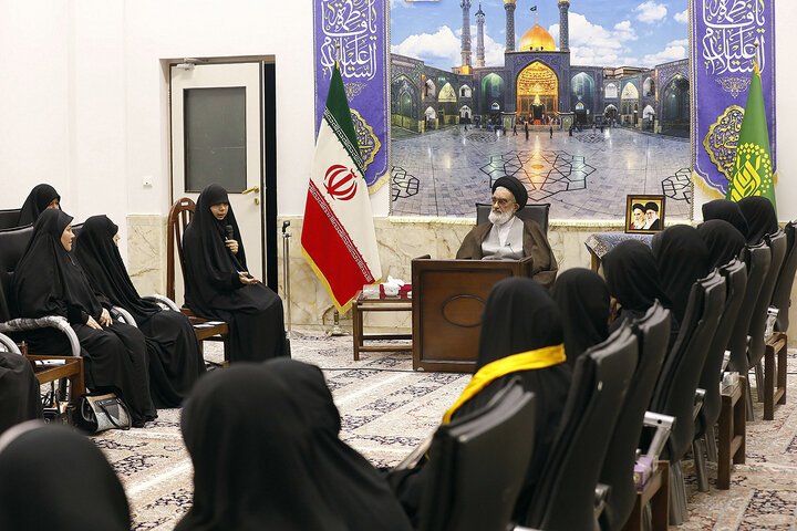 Photos: Daughter of martyr Sayyed Hasan Nasrallah meets with Ayatollah Saeedi