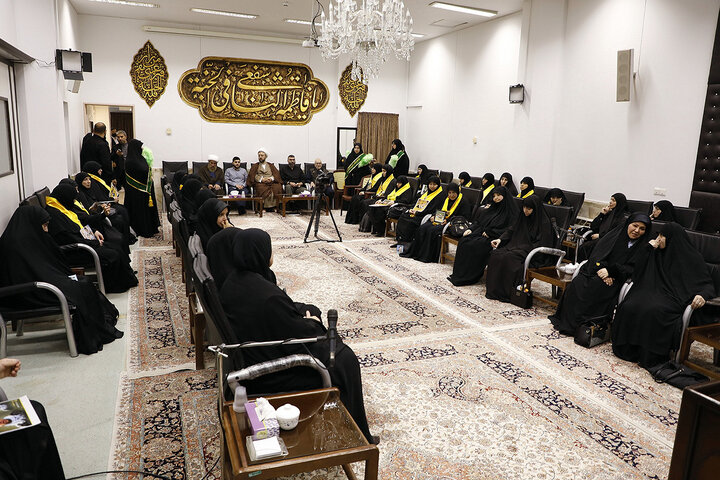 Photos: Daughter of martyr Sayyed Hasan Nasrallah meets with Ayatollah Saeedi