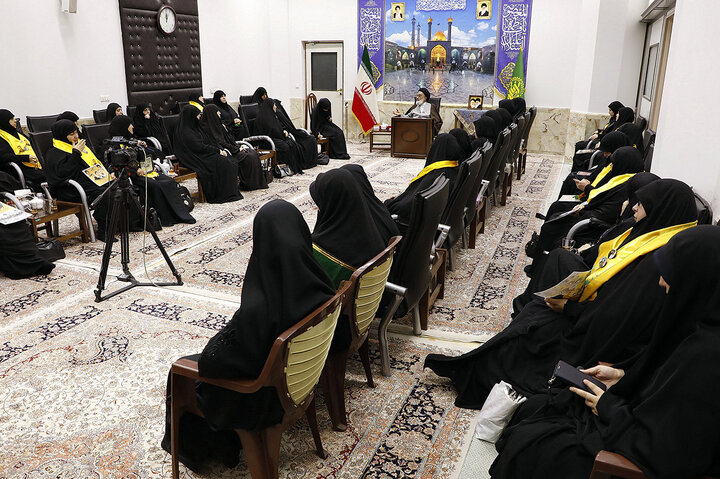 Photos: Daughter of martyr Sayyed Hasan Nasrallah meets with Ayatollah Saeedi