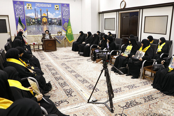 Photos: Daughter of martyr Sayyed Hasan Nasrallah meets with Ayatollah Saeedi