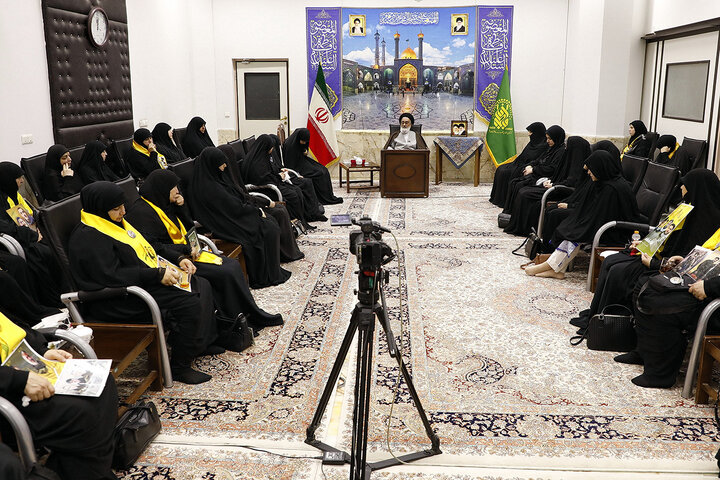 Photos: Daughter of martyr Sayyed Hasan Nasrallah meets with Ayatollah Saeedi