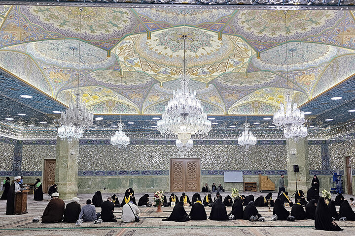 Photos: Daughter of martyr Sayyed Hasan Nasrallah meets with Ayatollah Saeedi