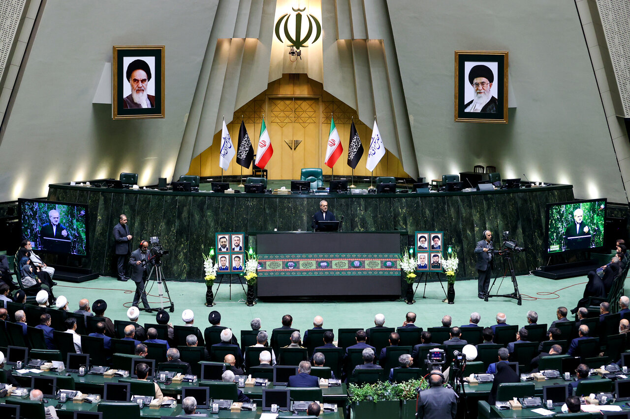 إقامة مراسم احياء ذكرى شهداء الخدمة آية الله رئيسي ومرافقيه