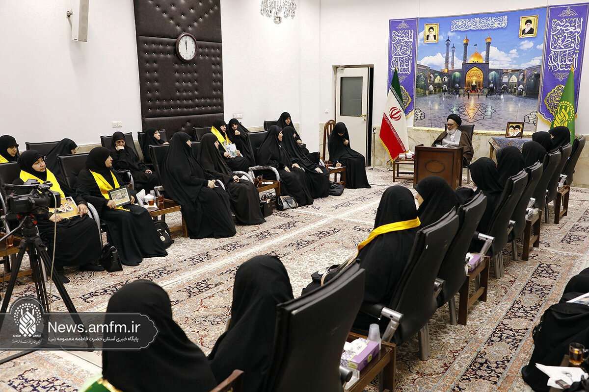 Ang anak na babae ni Shaheed Sayyed Hasan Nasrallah ay nakipagpulong sa Tagapangalaga ng Banal na Dambana ni Hadrath Masoumeh (sa)