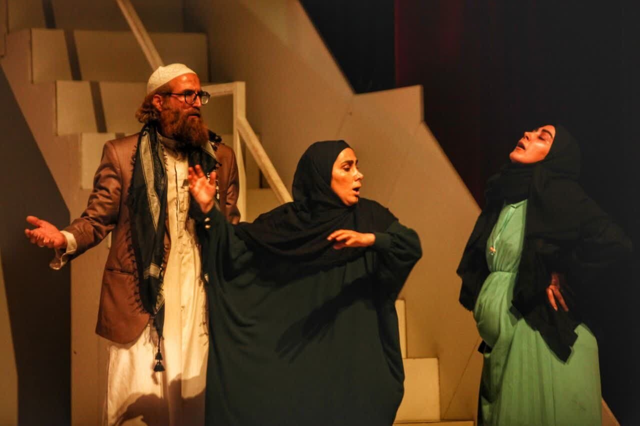 "و تن زمین" صدای زنان و کودکان غزه روی صحنه تئاتر قم