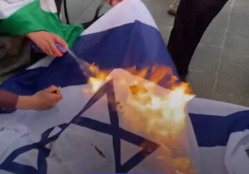 Video | Manifestantes en Róterdam, Países Bajos, prenden fuego a la bandera de Israel