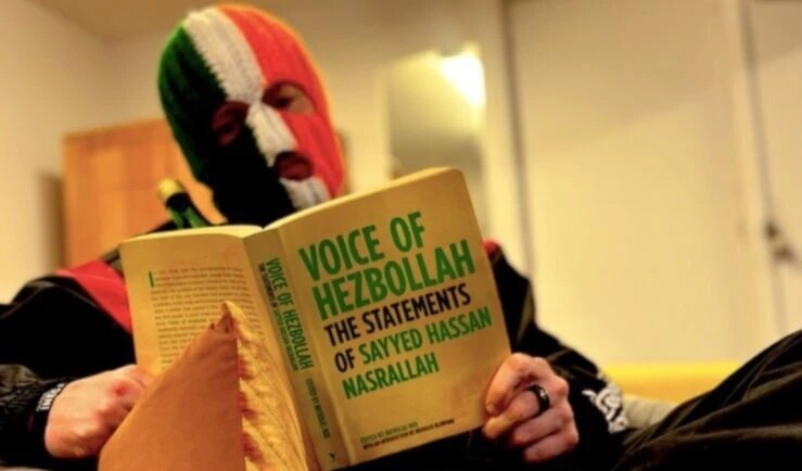 Rapper Ireland Menaikkan Bendera Hezbollah