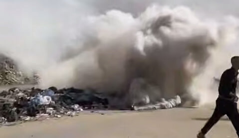 فيديو | الاحتلال الصهيوني يطلق قنابل دخانية سامة على خيام النازحين بمدينة غزة