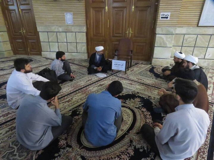Raporan Wênekanî | Civînek rojekê "Di rêya fêqeyê de" di bajarê Qomê de