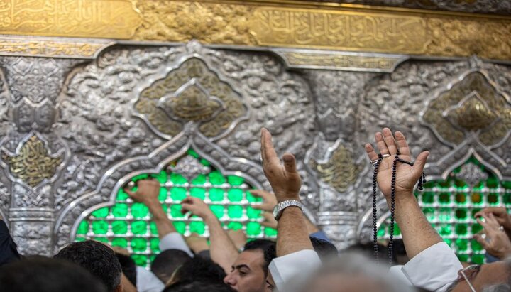 تقرير مصور| زوار الإمام الحسين (ع) عنده مرقده ليلة الجمعة