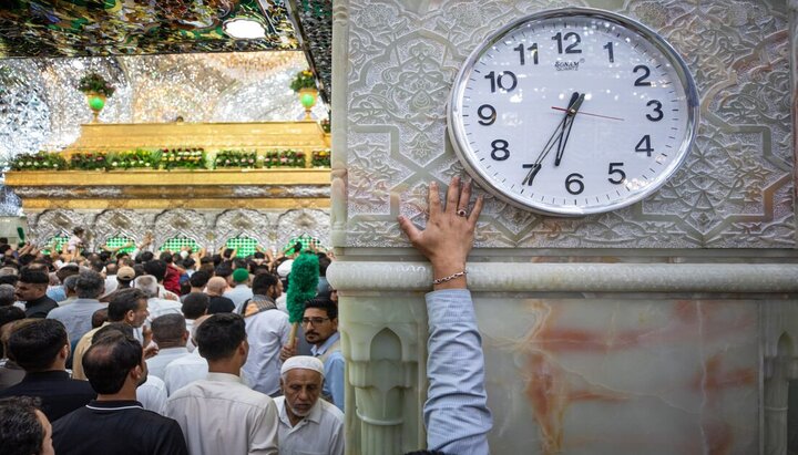 تقرير مصور| زوار الإمام الحسين (ع) عنده مرقده ليلة الجمعة