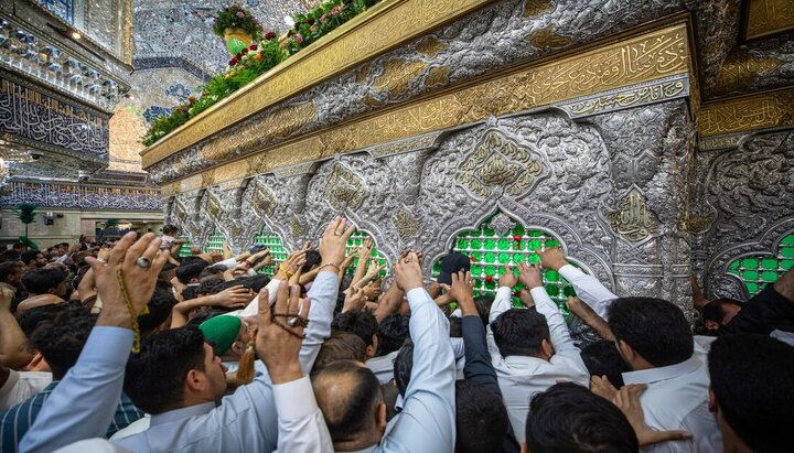 تقرير مصور| زوار الإمام الحسين (ع) عنده مرقده ليلة الجمعة