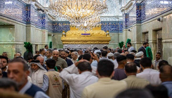 تقرير مصور| زوار الإمام الحسين (ع) عنده مرقده ليلة الجمعة