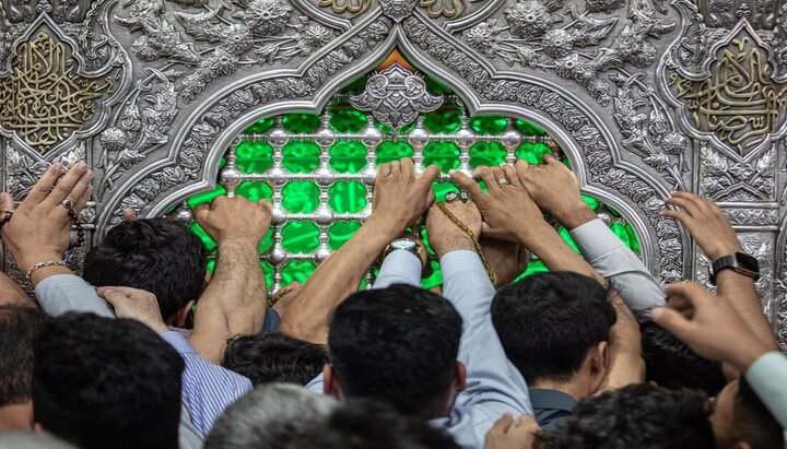 تقرير مصور| زوار الإمام الحسين (ع) عنده مرقده ليلة الجمعة