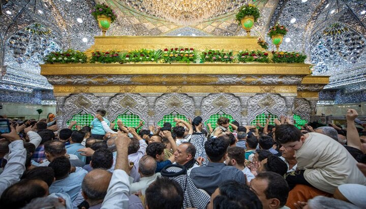 تقرير مصور| زوار الإمام الحسين (ع) عنده مرقده ليلة الجمعة