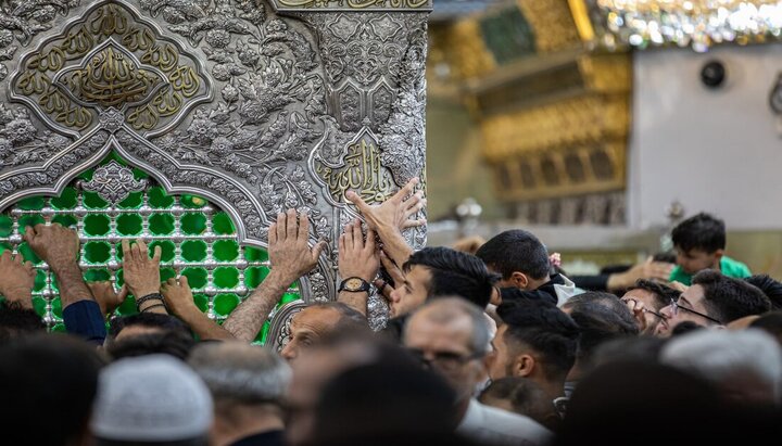 تقرير مصور| زوار الإمام الحسين (ع) عنده مرقده ليلة الجمعة