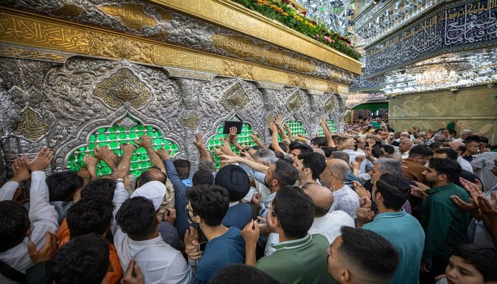 تقرير مصور| زوار الإمام الحسين (ع) عنده مرقده ليلة الجمعة