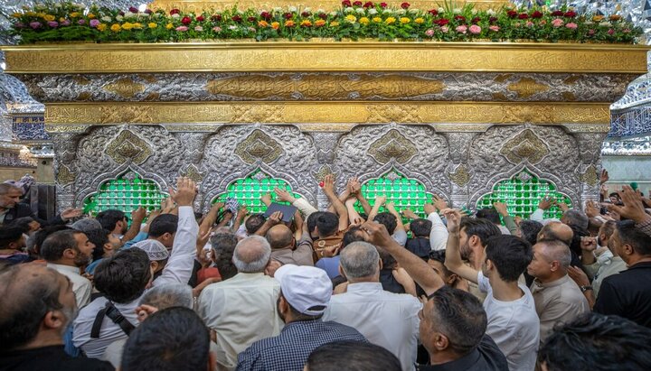 تقرير مصور| زوار الإمام الحسين (ع) عنده مرقده ليلة الجمعة